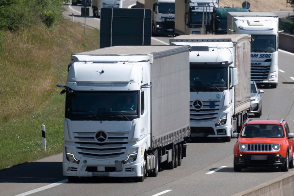 Ein junger Lkw-Fahrer wurde von der Verkehrspolizei gestoppt. Wegen einer Ordnungswidrigkeit drohen ihm nun Konsequenzen. (Symbolfoto)