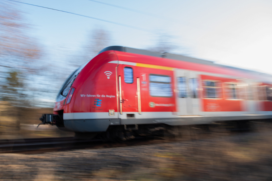 Der Lokführer der S-Bahn konnte seinen Zug noch rechtzeitig bremsen. (Symbolbild)
