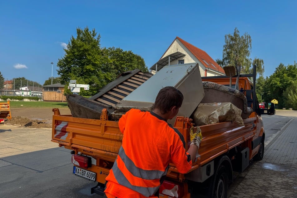 Alles, was auf der Ladefläche Platz findet, muss weg: Diesem Motto folgen die zahlreichen Helfer im Kraichgau.