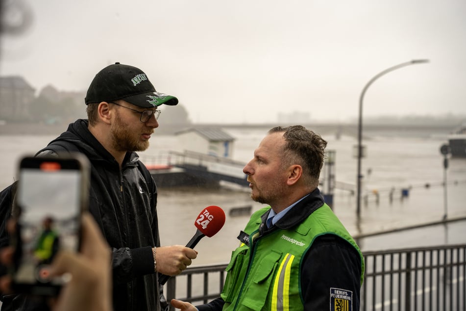 Michael Klahre (r.), Pressesprecher der Feuerwehr Dresden, im Gespräch mit TAG24-Redakteur Malte Kurtz (l.).