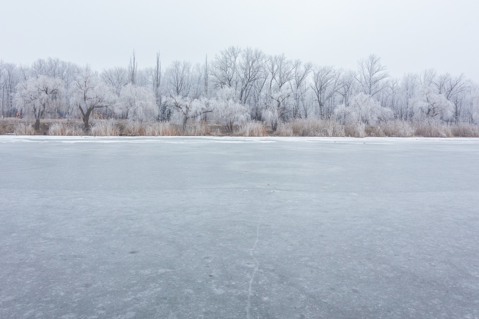 Das Betreten einer zugefrorenen Eisfläche ist trotz Minusgraden nicht ohne Risiko. (Symbolfoto)