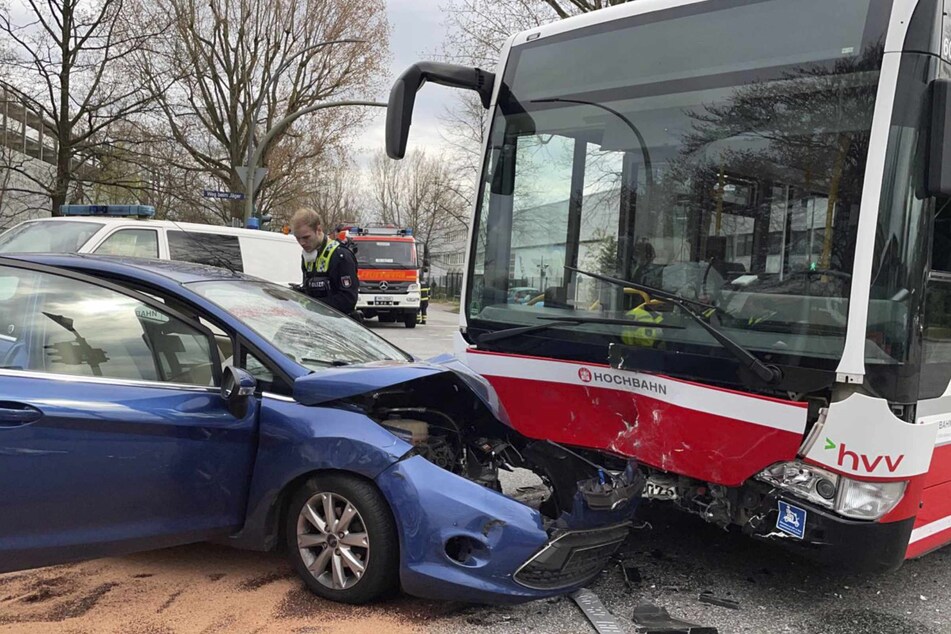 Der Linienbus und das Auto wurden bei dem Unfall stark beschädigt.