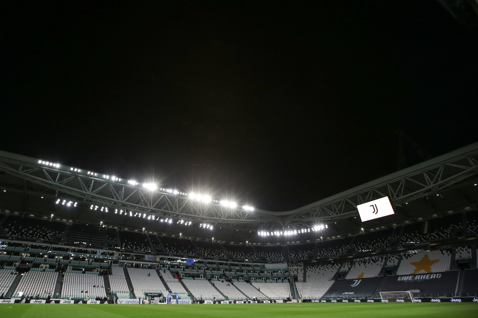 Das nahezu leere Juventus Stadium. Der Schiedsrichter und die Spieler von Juventus Turin haben auf den nicht angereisten Gegner SSC Neapel gewartet. Das Team aus Neapel war wegen zwei Corona-Fällen im Team nicht nach Turin gereist.