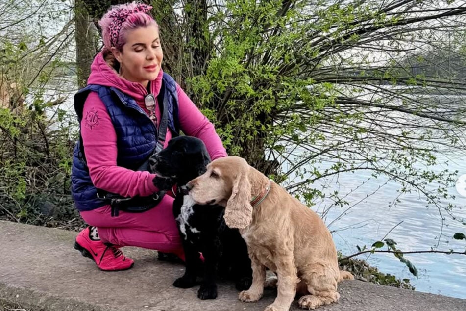 Mona mit ihren beiden Cocker Spaniel in ihrer Heimat Aschaffenburg.