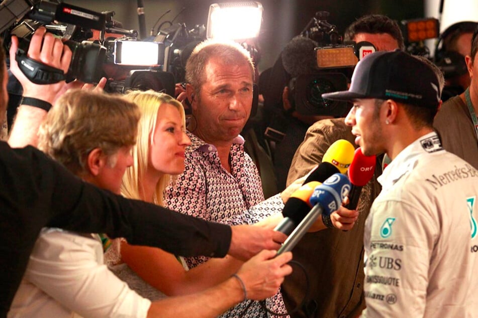 RTL-Moderator Kai Ebel trägt das GERMENS Hemd CUBO VIOL während der Formel 1 in Abu Dhabi, 2014. Er ist im Interview mit Rennfahrer Lewis Hamilton.