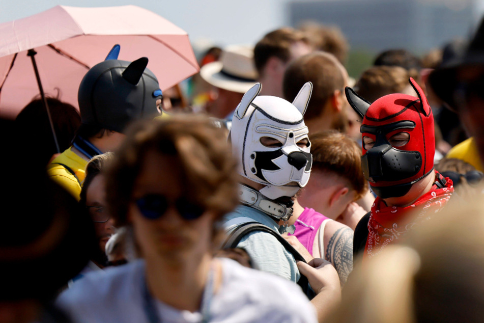 Als beliebteste Maske mischten sich die Feiernden mit Hundemasken unters Volk.