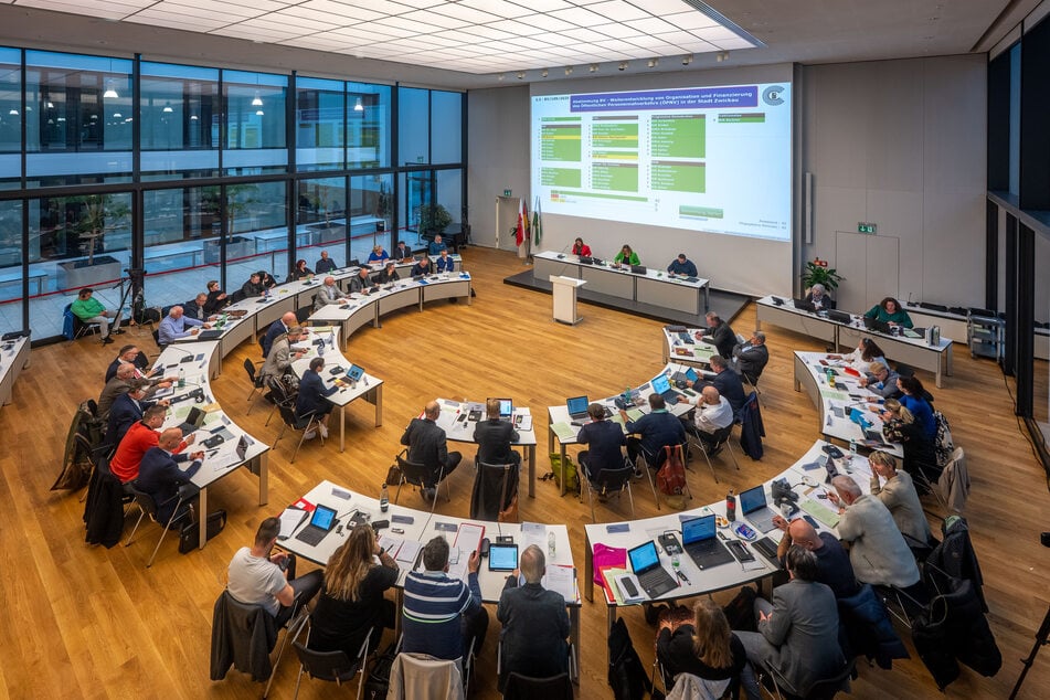Fast drei Stunden stritt der Zwickauer Stadtrat über die Sparpläne der Stadtspitze.