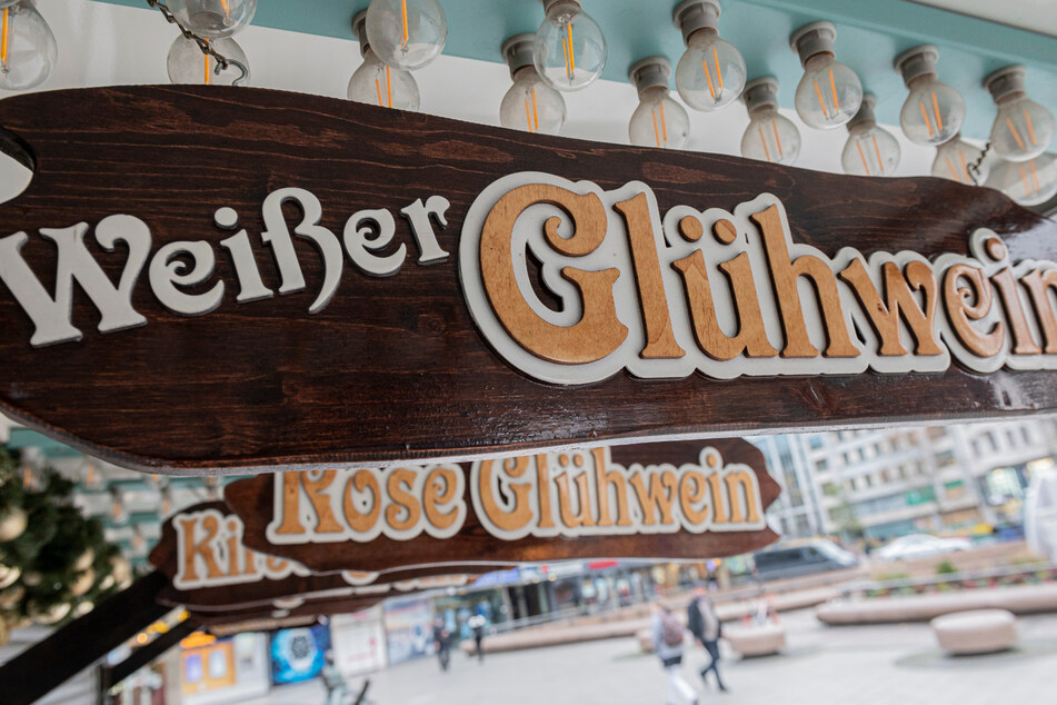 Auf einem Schild steht "Weißer Glühwein".