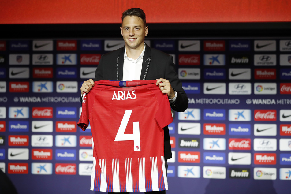 Bayer Leverkusen hat den Transfer des kolumbianischen Nationalspielers Santiago Arias (28) perfekt gemacht. Der Rechtsverteidiger von Atlético Madrid kommt zunächst auf Leihbasis für ein Jahr.