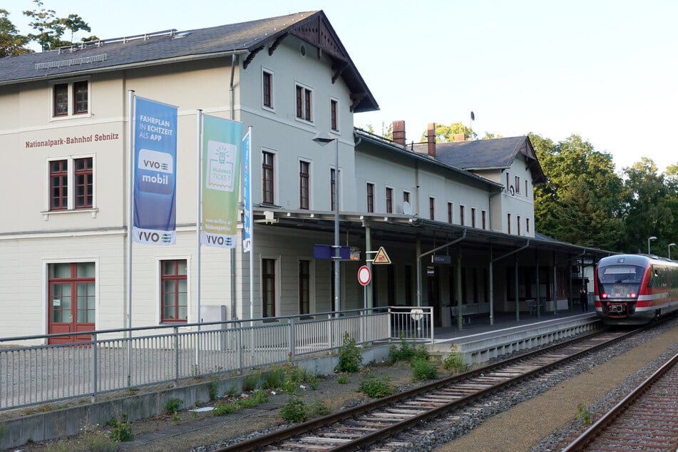 Noch bis Anfang Oktober soll der Zugverkehr am Sebnitzer Bahnhof wegen verlängerter Bauarbeiten ruhen. (Archivbild)