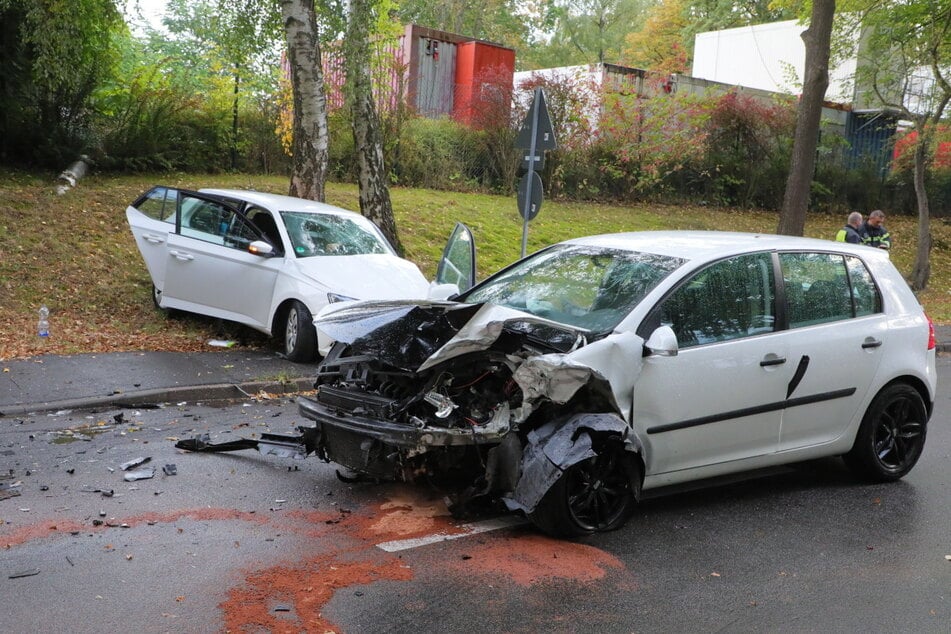 Straße gesperrt: Verletzte bei Crash in Chemnitz