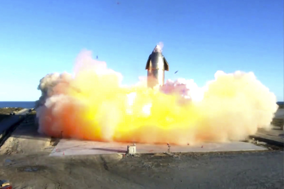 Das Videostandbild zeigt die Explosion der Rakete von der Raumfahrt-Firma SpaceX bei der Landung.