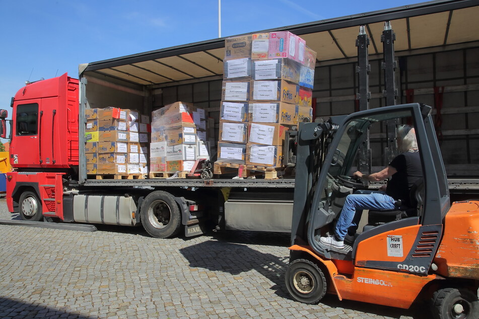 Ein Team-Mitglied der Direkthilfe Dresden belädt einen Transporter mit Hilfsgütern für die Ukraine.
