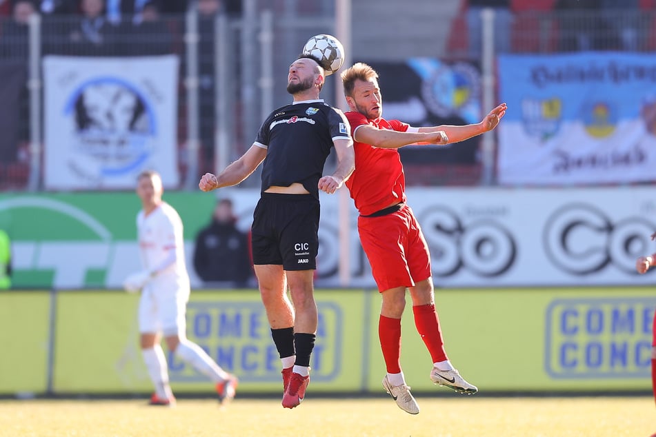 CFC-Kicker Artur Mergel (l.) und Mike Könnecke im Zweikampf.