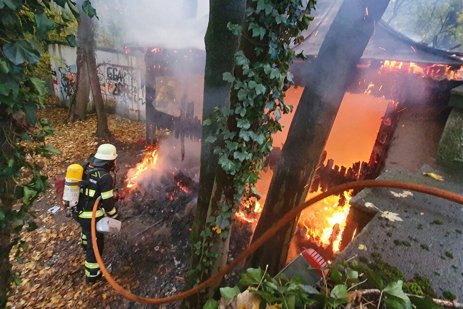 München: Gartenhaus in München fackelt ab: War es Brandstiftung?