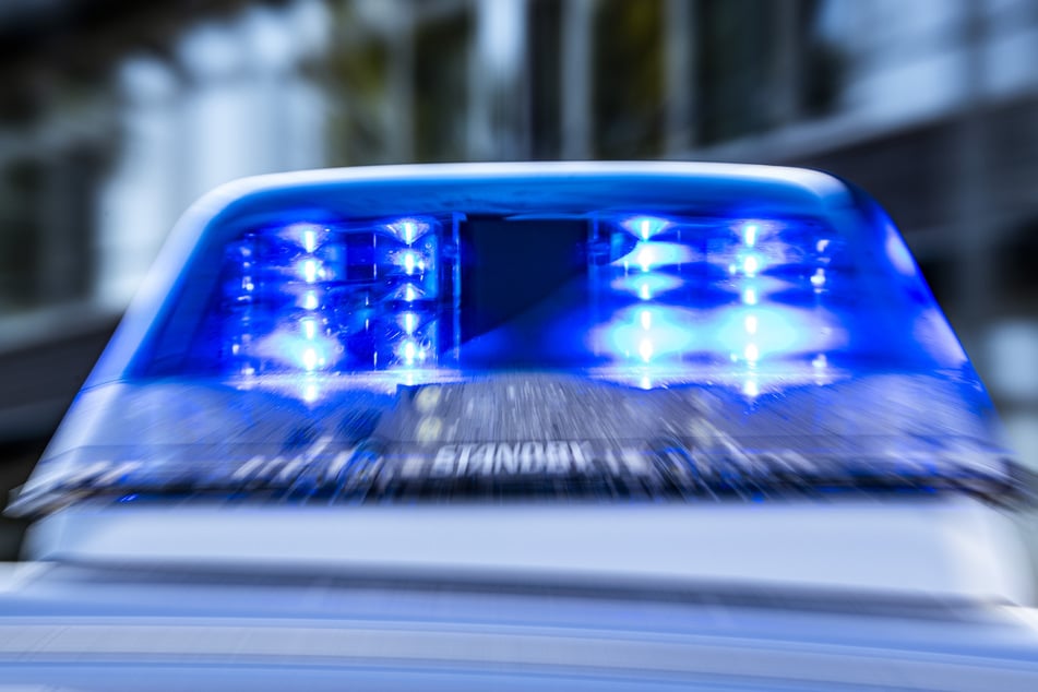 Die Polizei nahm den Unfall in Memmingen auf, Anwohner kümmerten sich um die Bergung des Autos. (Symbolbild)