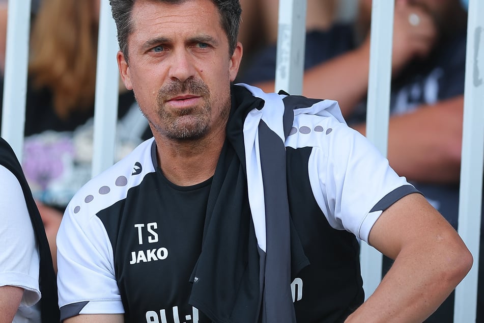 Dynamos Zweitliga-Trainer Thomas Stamm schaute gebannt dem Spiel zu.