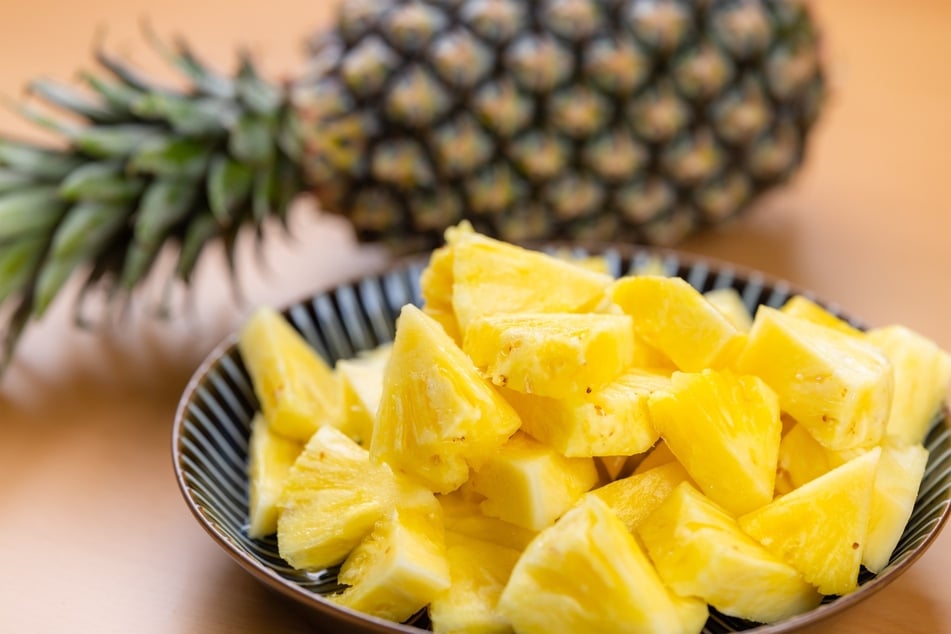 Wenn Du die Ananas in kleine Stücke geschnitten hast, kannst Du diese auf einem Teller anrichten und pur snacken oder z.B. als Zusatz zum Müsli verwenden.