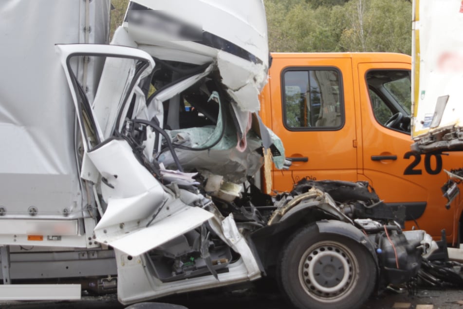 Das Führerhaus des Kleintransporters gleicht einem Wrack. Der Fahrer überlebte den Unfall nicht.