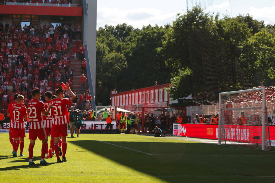 Die Union-Spieler drehen nach dem Sieg gegen Hertha BSC eine Ehrenrunde in der Alten Försterei und bedanken sich bei ihren Anhängern.