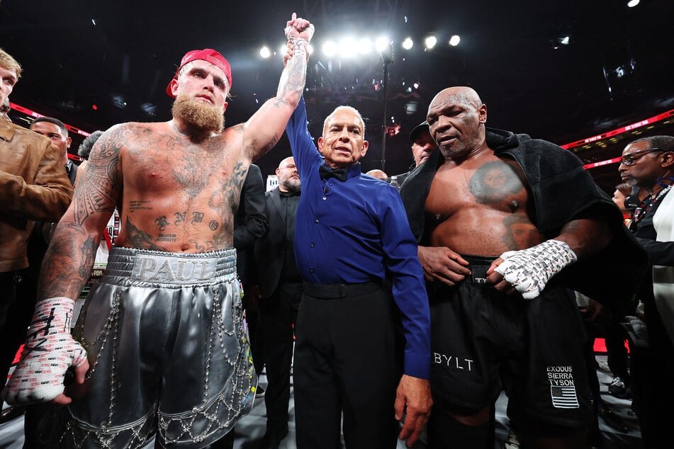 YouTuber-turned-boxer Jake Paul (l.) won his fight with former heavyweight champion Mike Tyson, who stepped into the ring for the first time in 19 years.