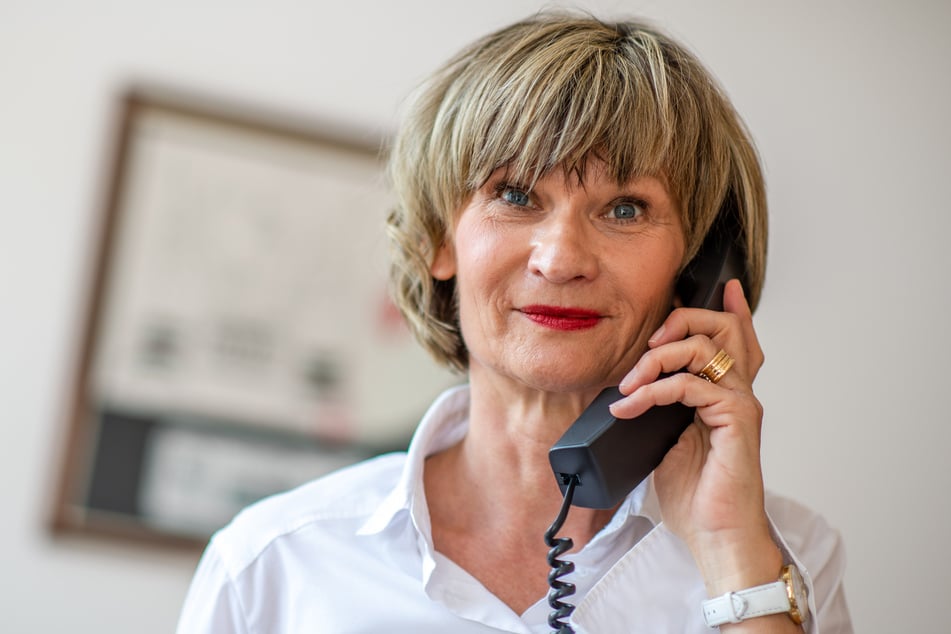 OB Barbara Ludwig (58, SPD) regelt Bürgeranfragen und Rathausgeschäfte am heißen Draht. Am Dienstag telefonierte sie vier Stunden lang.