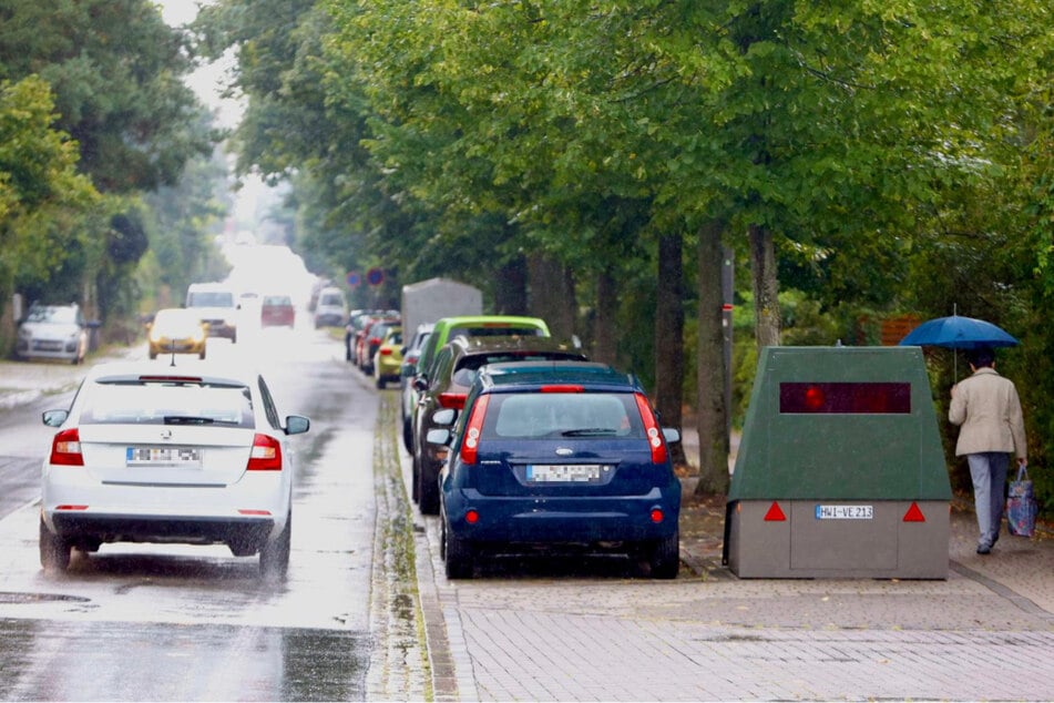 Auf der Pillnitzer Landstraße kurz nach der 62. Grundschule hat der grüne Superblitzer seine Position bezogen.