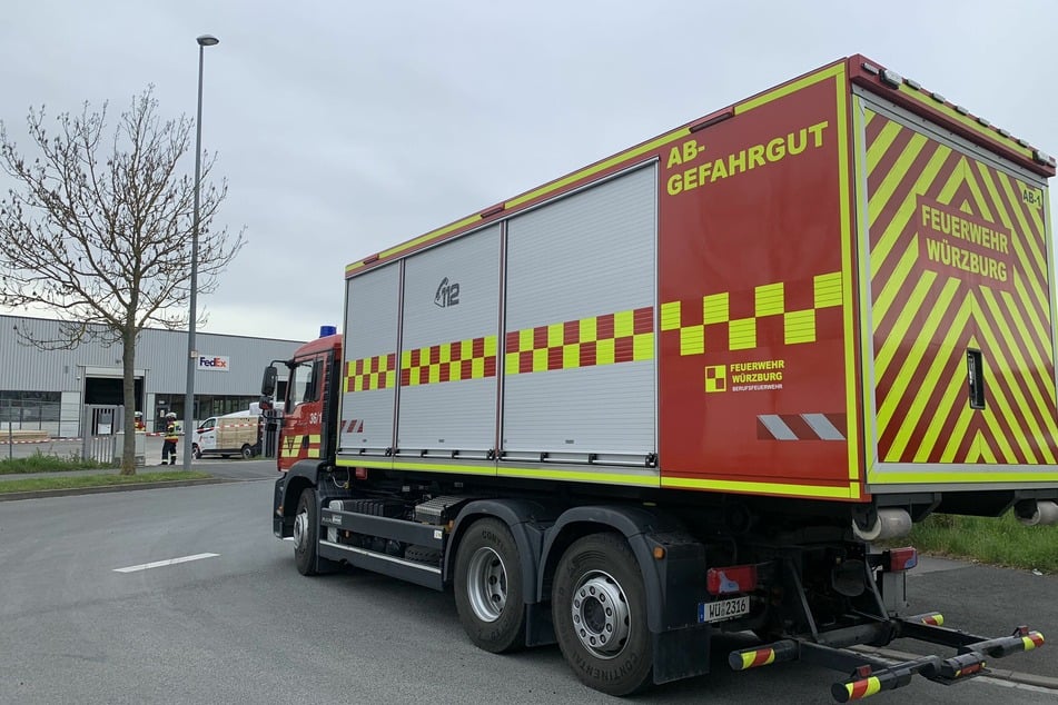 Auch ein Gefahrgutzug der Würzburger Feuerwehr rückte am Einsatzort an.