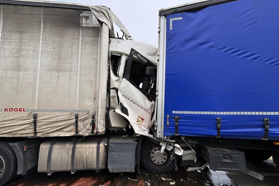 Die Fahrerkabine wurde infolge der Kollision zerstört.