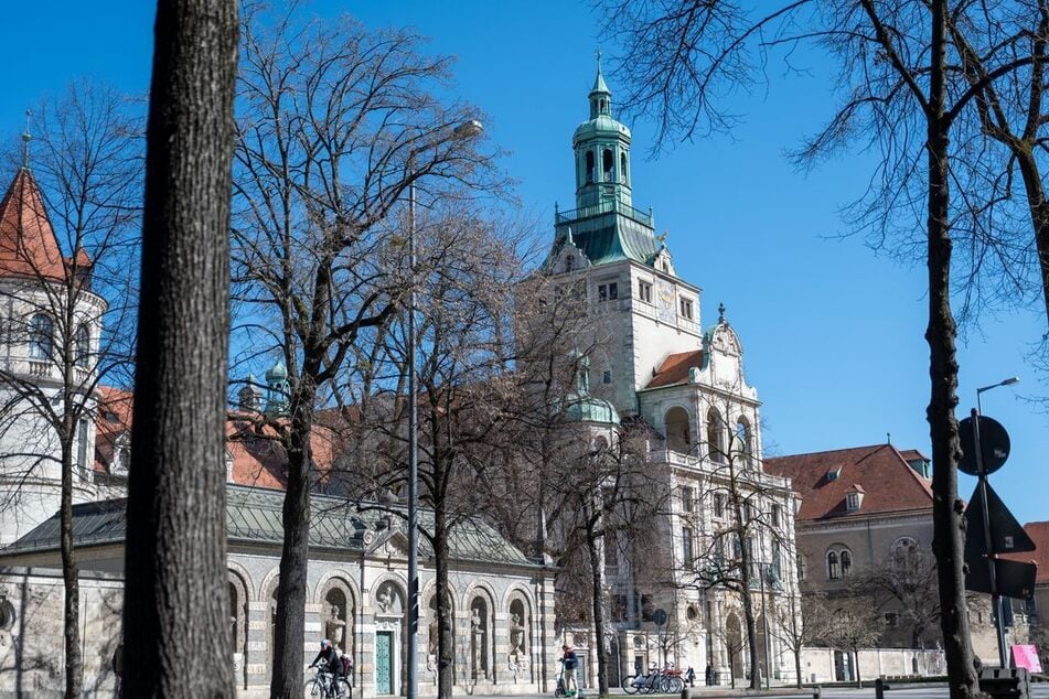 Das Bayerisches Nationalmuseum gibt zwei Reliefs an die Erben Goldschmidts zurück.