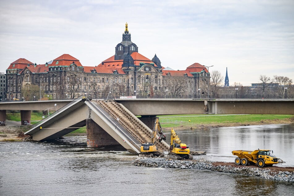 Die Abrissarbeiten an der Carolabrücke dauern an.