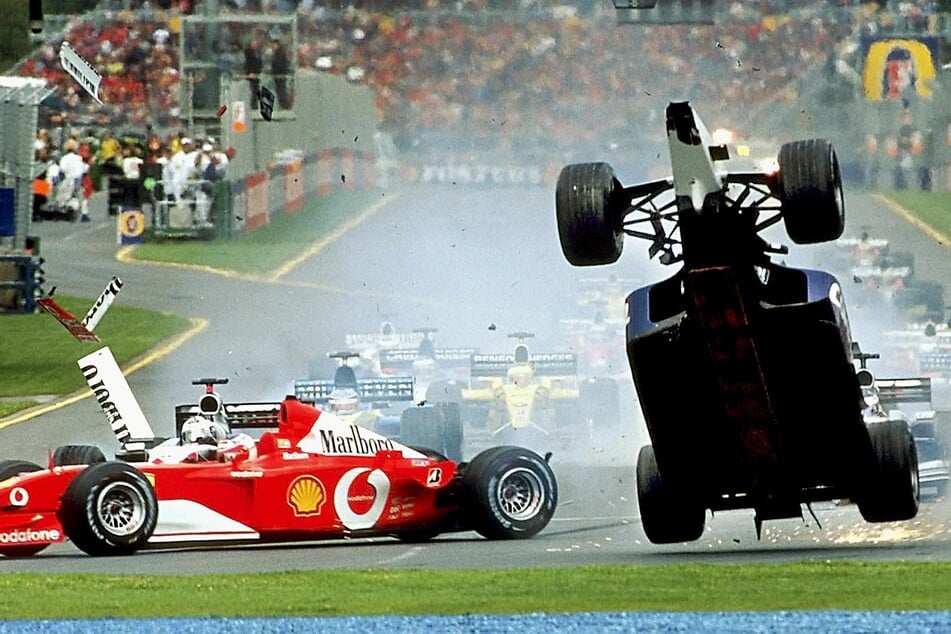 Ralf Schumacher (48) fuhr nach dem Start des Rennens in Australien 2002 in seinem Williams-BMW in Rubens Barrichellos (51) F2001b und hob spektakulär ab. Schumi gewann das Rennen.