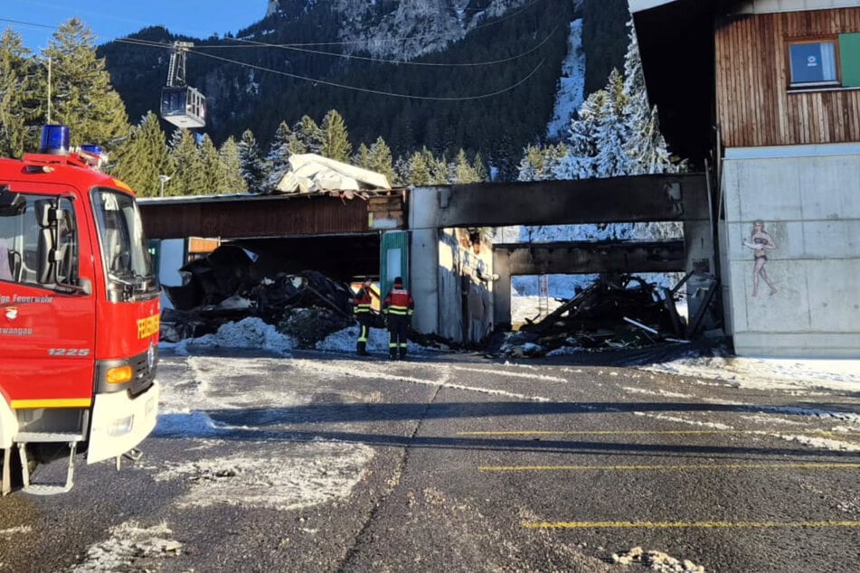 Die Fahrzeughalle ist völlig ausgebrannt. Der Schaden beläuft sich auf rund eine Million Euro.