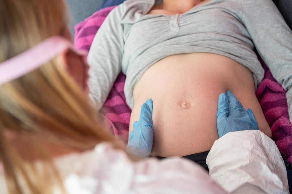 Eine schwangere Frau wird medizinisch untersucht.