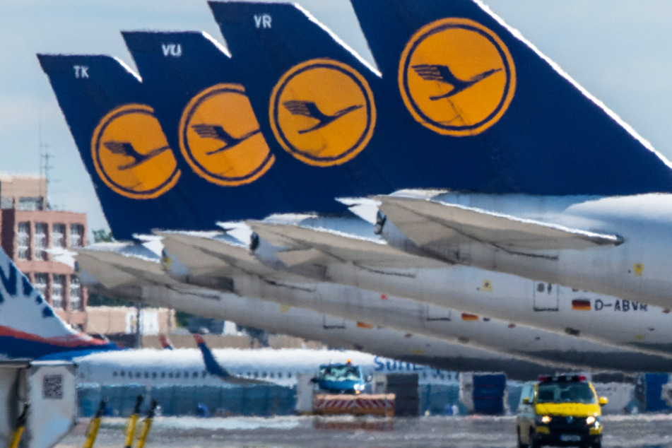 Stillgelegte Passagiermaschine der Lufthansa stehen am 6. Mai auf einem leeren Rollfeld des Frankfurter Flughafens.