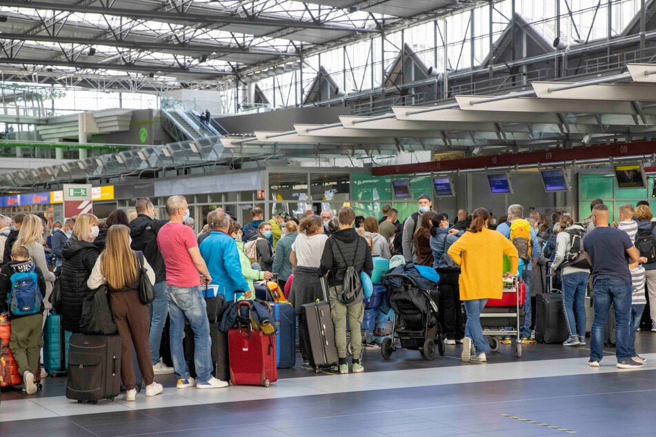 Fluggäste in Dresden: Mit Engpässen rechnet der Airport zu Ferienbeginn nicht.