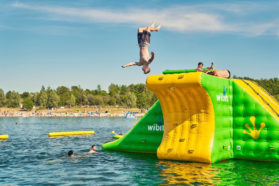 Wasserparcours am Schladitzer See verspricht Abkühlung im Sommer