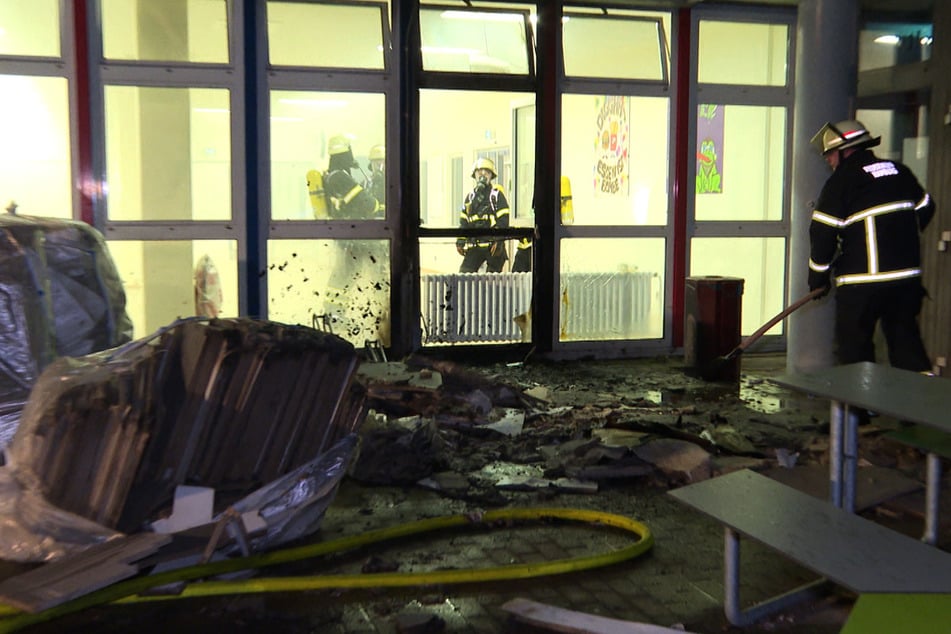 In Hamburg-Schnelsen ist an einer Schule ein Feuer ausgebrochen, die Einsatzkräfte konnten Schlimmeres verhindern.