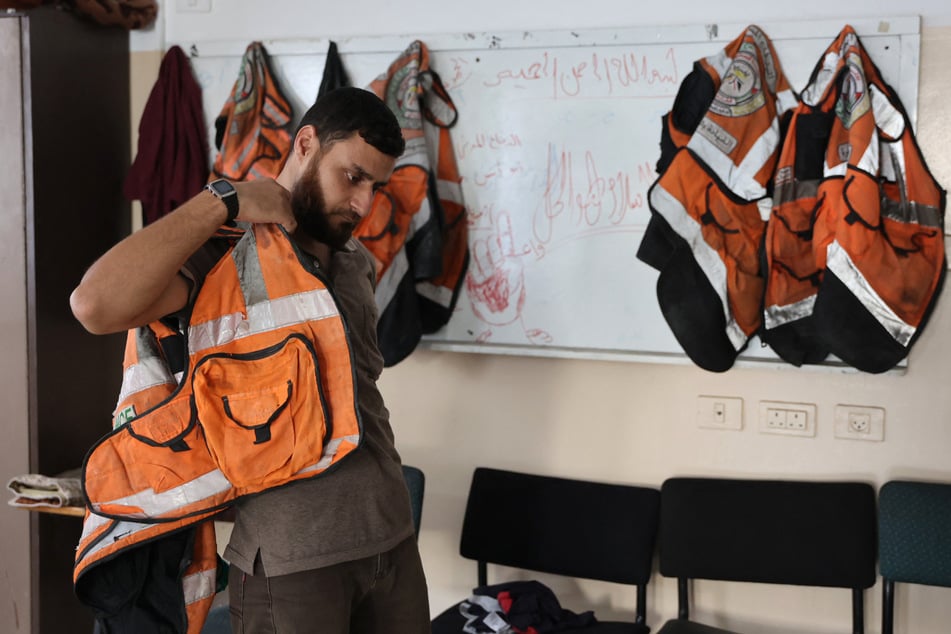 Gaza rescuers forced to halt work after Israel reportedly threatens to "bomb and kill" crew