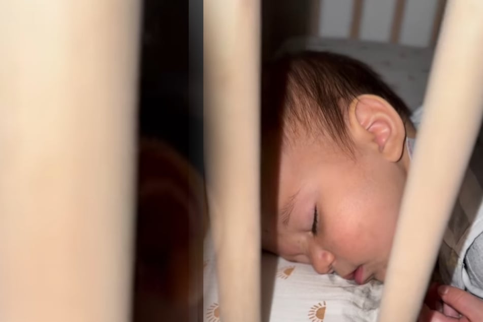 Als Mutter nach schlafendem Baby sieht, wird ihr sofort klar, welchen fatalen Fehler sie begangen hat
