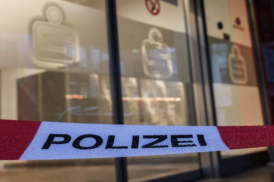 Erst nach einem Alarm der Brandmeldeanlage hatten Einsatzkräfte der Polizei den Einbruch in die Sparkassen-Filiale entdeckt.
