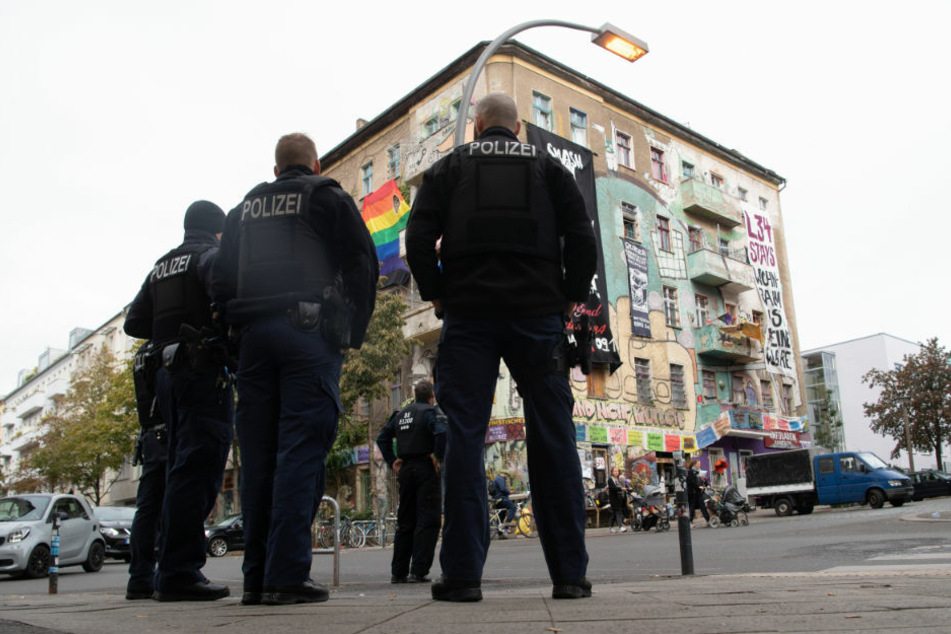 "Die Ruhe vor dem Sturm"? Polizisten stehen vor "Liebig 34". Die Räumung des Hauses mit dem linksradikalen "anarcha-queer-feministischen Hausprojekt Liebig 34" ist für den 09. Oktober 2020 geplant.