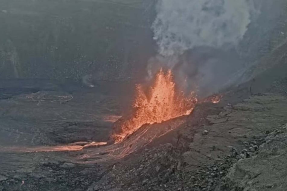 The Kilauea volcano in Hawaii has erupted again in an event that began in the Halemaumau crater on Tuesday morning (local time), according to the earthquake observatory USGS.