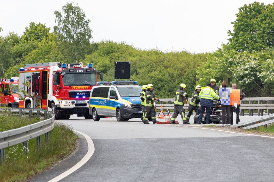 Auf der A4 bei Burkau-Uhyst am Taucher ist ein Motorradanhänger auf der Seite gelandet.