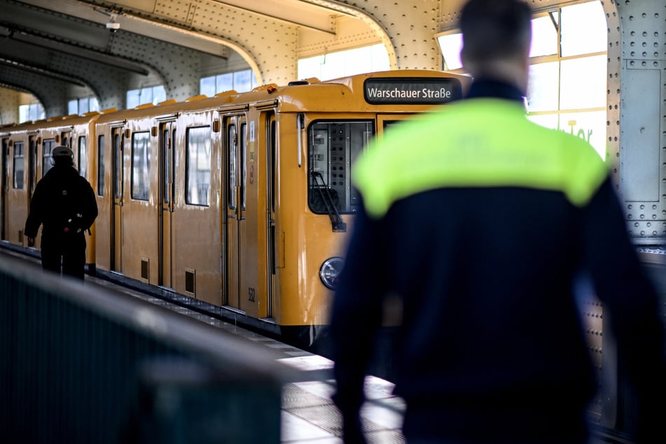 Die Polizei sucht nach der Attacke im U-Bahnhof Zeugen. (Symbolfoto)