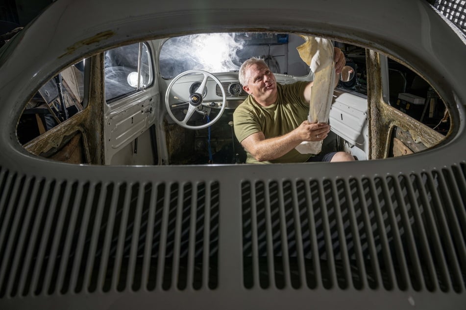 In seiner Werkstatt arbeitet Robert Grötzschel (54) oft an Oldtimern. Dass die Auto Union 1944 Fahrzeugteile per Dickhäuter transportieren ließ, hielten viele Kunden für eine Legende.