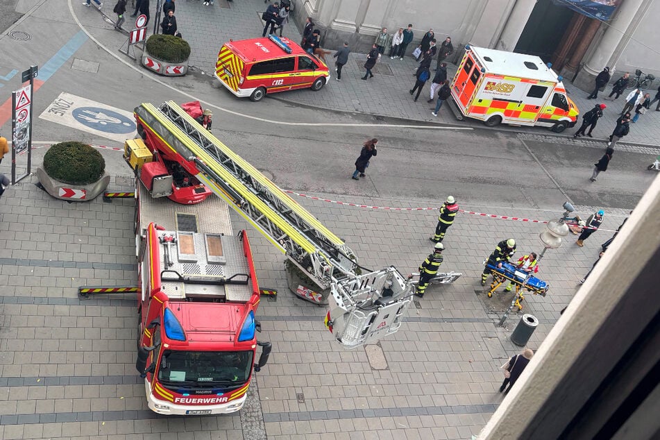 Blick aus dem Fenster: Statt filigranem Blechspielzeug konnte ein Patient ein tonnenschweres Feuerwehrauto aus der Nähe begutachten.