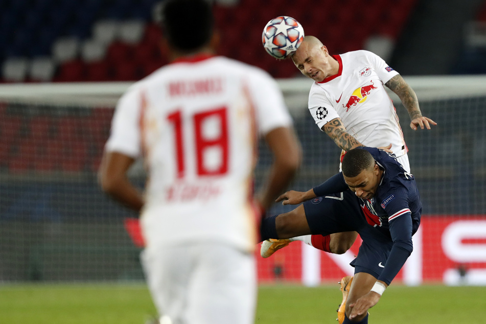 Angelino (oben, hier gegen Kylian Mbappé) machte hinten zu, nach vorn kam er durch die kompakte Abwehr aber nicht durch.