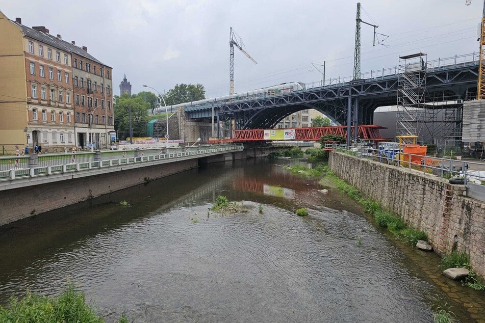 Der Wasserpegel der "Chemnitz" liegt derzeit im unteren Bereich - von Hochwasser (noch) keine Spur.