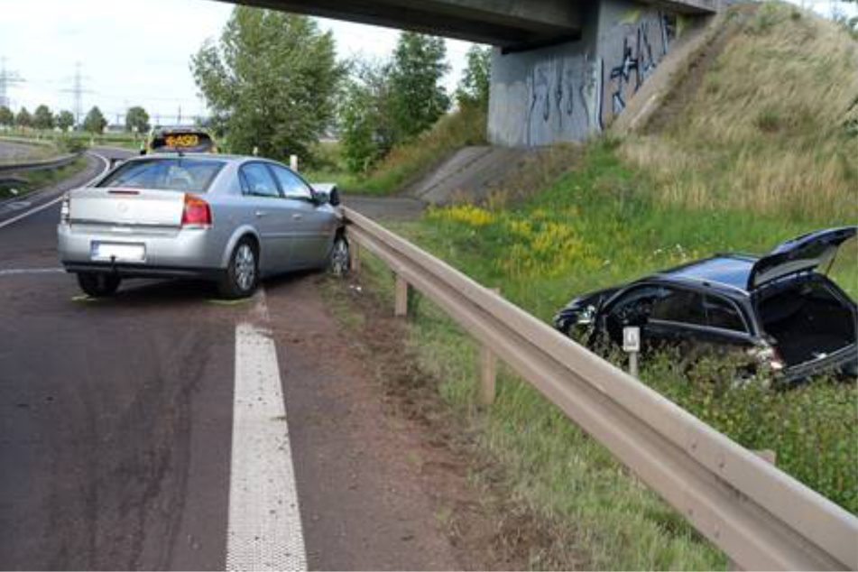 Unfall auf Bundesstraße: Zwei Personen nach Crash gegen Leitplanke schwer verletzt